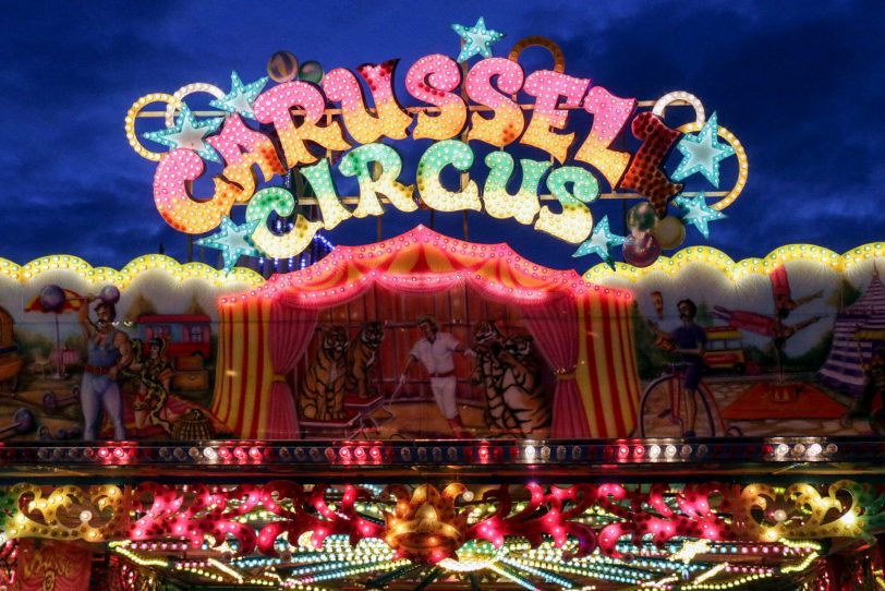 Das Carussell Circus in der Abenddämmerung.