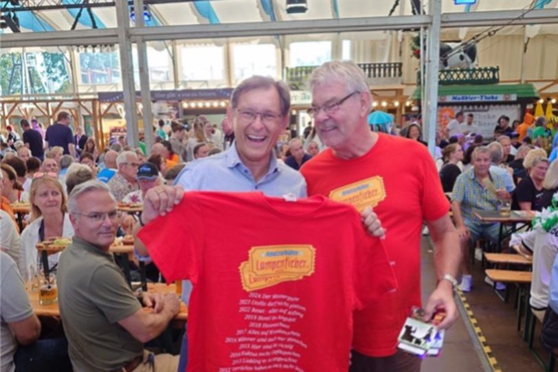 Uwe-Rainer Schultz überreicht Dr. Frank Dudda ein extra für diesen Abend angefertigtes T-Shirt beim Treff im Zelt auf der Cranger Kirmes.