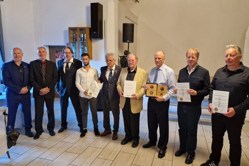 Der Nordrhein-Westfälische Taekwon-Do Verband feierte in Dortmund sein 45-jähriges Bestehen. Mit dabei für den TV Wanne waren (4.v.l.) Kampftrainer Burak Alperen Oguz und der Vorsitzende Burkhard Ladewig (5.v.l.).