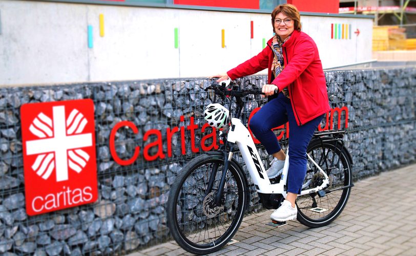 Martina Prause mit ihrem neuen E-Bike.