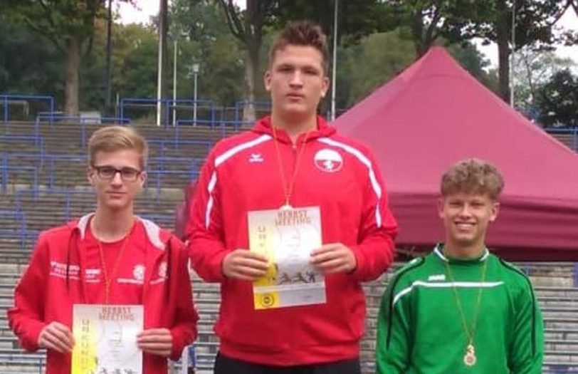 Nicklas Droege beim Herbst-Meeting des TSV Hagen 1860: Sieg im Speerwurf und Kugelstoßen. 2. Platz: Daniel Sieberg, 3. Platz: Jonas Grünig.