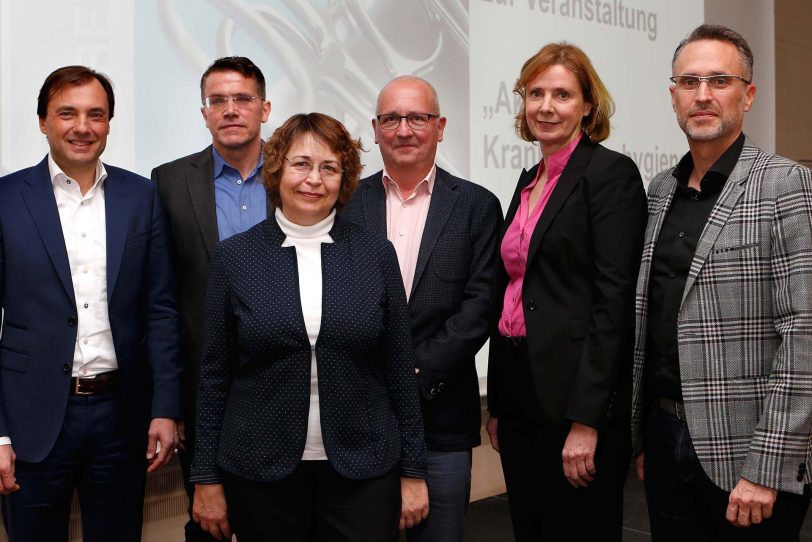 Dr. Sabine Edlinger (2. vr), Mitglied der Geschäftsleitung der St. Elisabeth Gruppe – Katholische Kliniken Rhein-Ruhr, und Prof. Dr. Walter Popp (3. vr), Ärztlicher Leiter der Hykomed GmbH.