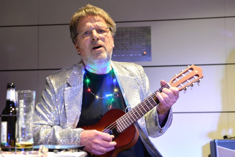 Watt weiss ich - Wolfgang Berke an der Mini-Gitarre.