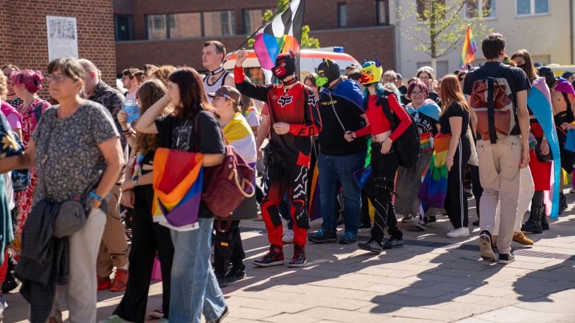 Kunterbunt und verkleidet durchs Leben und die Innenstadt: Der Christopher Street Day (CSD) am Samstag (21.9.2024) begann auf dem Europaplatz und zog anschließend durch die Stadt. Zurück am Startpunkt, gab es auf der Bühne einen spontanen Heiratsantrag.