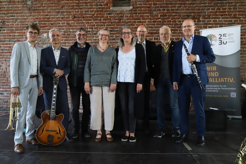 v.l. Thimo Niesterok, Rolf Marx, Pfarrer Walter Tschirch (Förderverein), Karola Rehrmann (Hospizdienst), Christine Heydecke (Palliativ), Henning Gailing, Dr. Wolf Diemer (Palliativ) und Engelbert Wrobel.