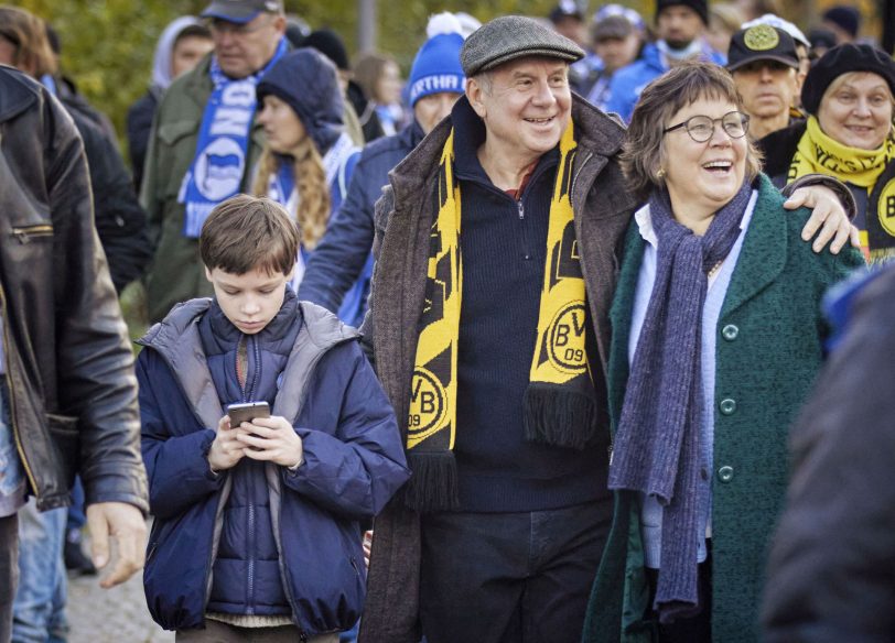 Auf dem Weg zum Berliner Olympiastadion: Jason (Cecilio Andresen), Opa Gerd (Joachim Król) und Ömchen (Petra Marie Cammin). Marc Rothemunds Familienkomödie „Wochenendrebellen“ läuft am 15. August 2024.
