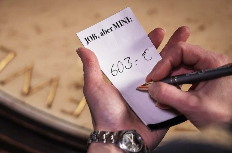 Bei 10 Arbeitsstunden pro Woche müssen Mini-Jobber, die den gesetzlichen Mindestlohn verdienen, künftig 603 Euro pro Monat verdienen. Denn zum Jahreswechsel steigt der gesetzliche Mindestlohn auf 13,90 Euro pro Stunde.
