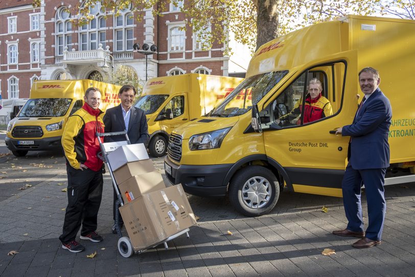 Vorstellung vor dem Rathaus in Wanne: drei neue StreetScooter WORK XL von DHL starten in die Paketzustellung.