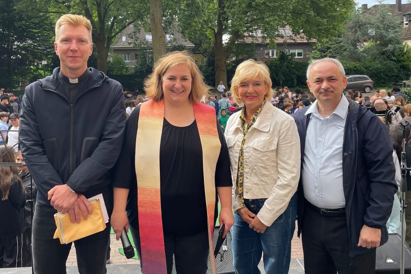 Interreligiöser Abschlussgottesdienst am Haranni-Gymansium: Pfarrerin Katja Lueg, Pfarrer Nils Petrat, Schulleiterin Nicole Nowak und Imam Tuncay Nazik.