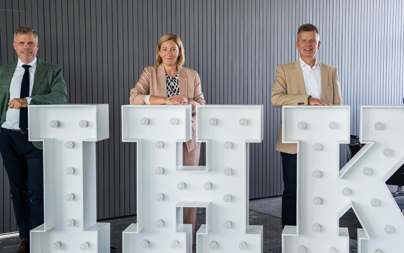 Starten den Prüfprozess zur Vereinigung der IHK Essen und Mittleres Ruhrgebiet: (v.li.) Philipp Böhme (Präsident IHK Mittleres Ruhrgebiet), Kerstin Groß (Hauptgeschäftsführerin IHK zu Essen), Michael Bergmann (Hauptgeschäftsführer IHK Mittleres Ruhrgebiet). Auf dem Foto fehlt aus Formatsgründen Gerd Kleemeyer (Präsident IHK zu Essen).