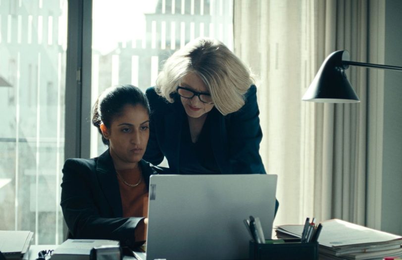 Die Europaabgeordnete Mathilda Marquardt (Barbara Sukowa) und ihre Assistentin, die Juristin Amina El Hazzaz (Banafshe Hourmazdi).
