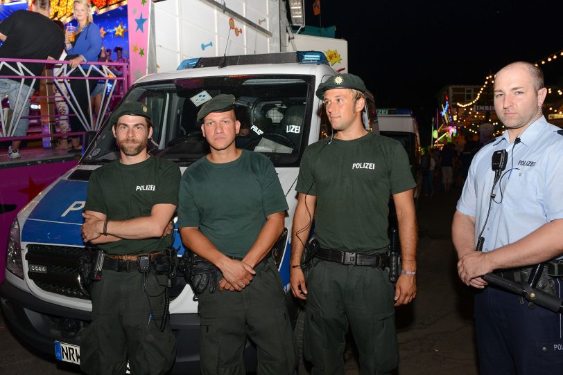 Polizisten auf der Kirmes.