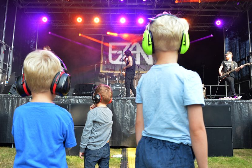 13 Bands standen beim 34. Spektakulum am Stennert Anfang September 2021 auf der Bühne. im Bild: Kinder mit Micky Mäusen an den Ohren.