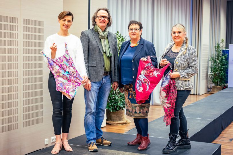 Ingo Eggelnpöhler, Leitender Oberarzt des Kooperativen Brustzentrum am St. Anna Hospital und Edelgard Tuszynski, Vorsitzende der Patientinneninitiative PIA e. V. (3. v. l.) begrüßen gemeinsam mit den Models die Besucherinnen der Modenschau.