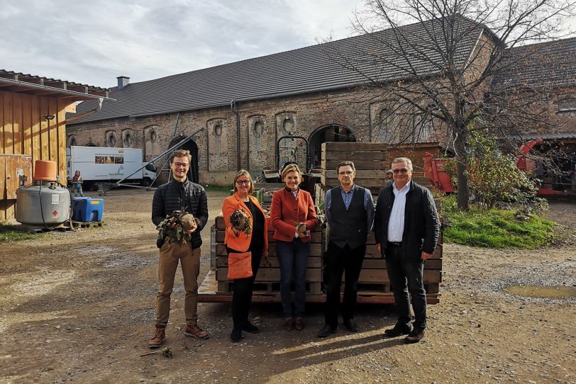 Zu Besuch auf Demeter-Ausbildungsbetrieb Haus Bollheim: (v.li.) Jasper Röh, Koordinator des Demeter-Ausbildungsfonds, Ute Rönnebeck, Geschäftsführende Vorständin von Demeter im Westen, Graciela Bruch, Vorstandsvorsitzende der Globus-Stiftung, Hans von Hagenow, Betriebsleiter Haus Bollheim und Prof. Dr. Horst Lang, Leitung Qualitätssicherung GLOBUS Markthallen.