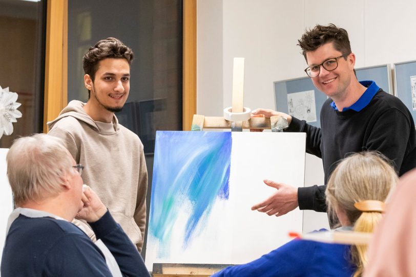 Unter Anleitung des Künstlers Roland Scheel (r.) entstanden beim N8-Atelier im St. Marien Hospital Eickel kreative Werke.