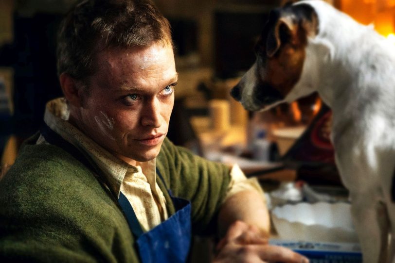 „Dogman“ Doug (Caleb Landry Jones) und sein gelehrigster vierbeiniger Freund, der für ihn Juwelen aus Schlafzimmern reicher New Yorkerinnen stiehlt.