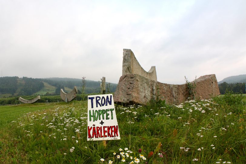 Arche in Nordschweden mit dem Schild: Der Glaube, die Hoffnung, die Liebe.