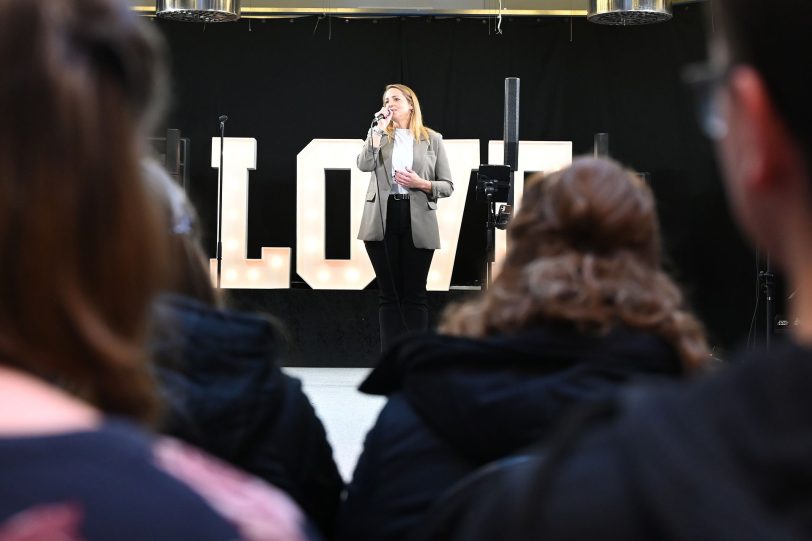 Hochzeits- und Eventsängerin Christina Weber aus Bochum präsentierte zwei Songs.