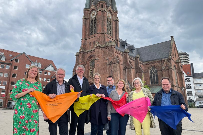 Zusammenschluss zur Haranni-Kirchengemeinde: (v.li.) Pfarrerin Melanie Jansen (Kreuzkirche), Stefan Grote (Emmaus Börnig), Niels Nieborg (Bladenhorst-Zion), Marita Wolniak (Presbyterin), Peter Seibert (Vors. Presbyterium), Tanja Bollmann, Susanne Zimmer (beide Presbyterin) und Uwe Leising (Baukau).