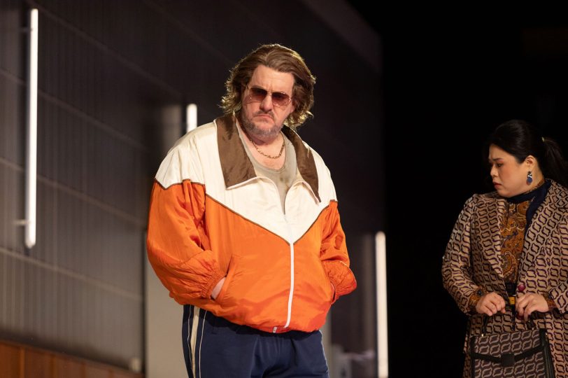 Schicchi (der großartige britische Bariton Benedict Nelson) sorgt für seine Tochter Lauretta (Heejin Kim).