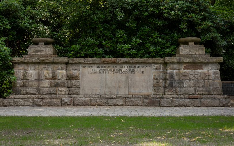 So sieht die Gedenkstätte zu Grubenunglücken auf der Zeche Mont-Cenis auf dem Holthauser Friedhof nach der Umgestaltung aus. 2025 jährt sich das letzte Unglück zum 60. Mal.