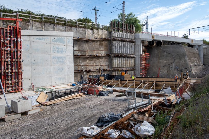 Durchstich für den Tunnel Baukau im Autobahnkreuz in Herne (NW), am Montag (22.08.2022). Nach knapp einem Jahr, in dem der neue Tunnel von der A43 zur A42 Stück für Stück unter den Bahngleisen vorangetrieben wurde, ist jetzt &quot;Licht am Ende des Tunnels&quot;.