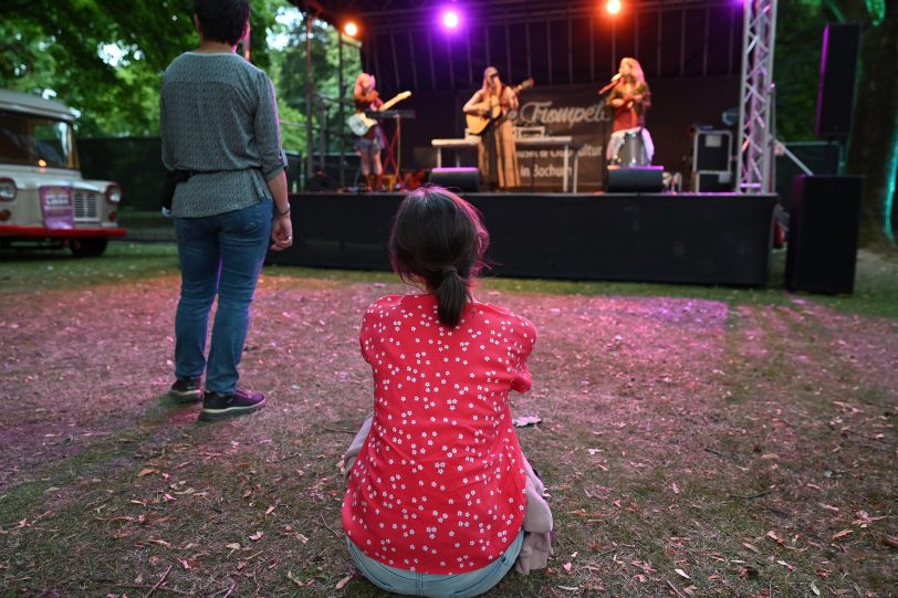 Feiernde Fans auf dem Festival.