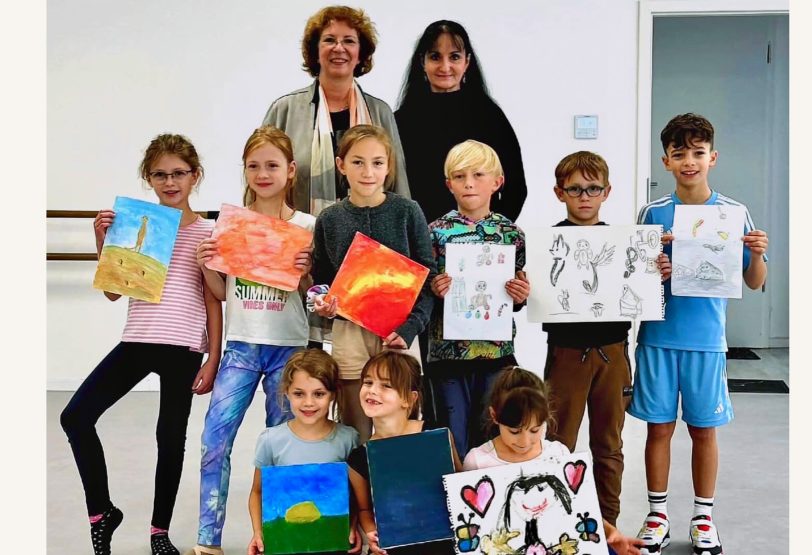 Kinder starten kreativ in die Herbstferien 2024. In Dance Area nahmen sie an einem Kreativ-Workshop teil. Bettina Szelag (CDU) kam zu Besuch. hinten v.l Bettina Szelag und Dance Area Chefin Andrea Eisenhardt