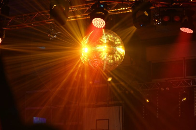 Discokugel über der Tanzfläche.