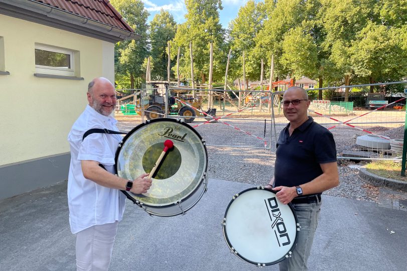 Freuen sich auf das Fest zum 40-jährigen Jubiläum der Musikschule Herne: (v.li.) Leiter Christian Ribbe und sein Stellvertreter, Gerald Gatawis. Die Baustelle wird dann ruhen, das Klettergerüst zugänglich sein.