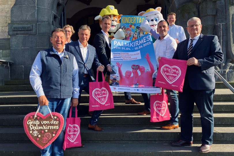 Bereit für die Palmkirmes: (v.li.) Richard Abendroth, Christoph Tesche (Bürgermeister Recklinghausen), Georg Gabriel vom Stadtmarketing, Marcus Hoppe (Ordnungsamt), Platzmeister Oliver Boßle und Ekkehard Grunwald.