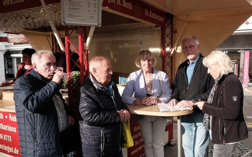 Besucher des Winzermarktes.