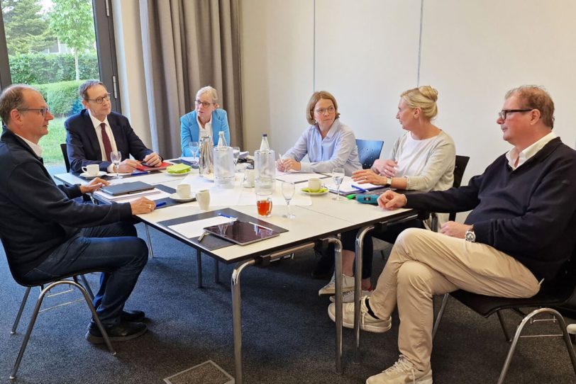 Austausch im Expertenrat (v.l.): Interventionsbeauftragter Thomas Wendland, Kirchenrechtler Hans Herbert Hölsbeck, Klinikleitung Dr. Andrea Möllering, Manuela Koritensky (Team Intervention Erzbistum), Diplompädagogin und Familientherapeutin Anke Lesner und Rechtsanwalt Jan-Henrik Heinz.