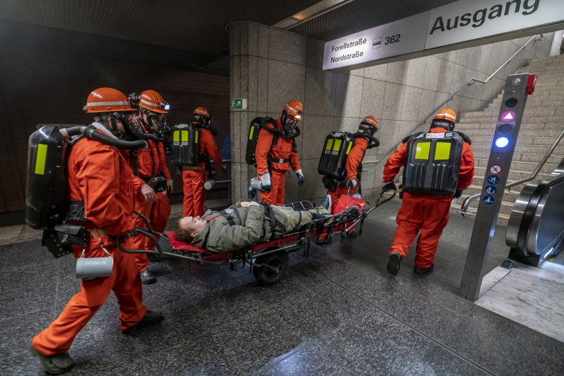 Groß-Übung an der U-Ban-Station Schloss Strünkede: Berufs- und Freiwillige Feuerwehr Herne, Feuerwehr Bochum, Bogestra, DRK, THW und Mitglieder der Grubenwehr als Experten für Aktionen unter derErde im Übungseinsatz