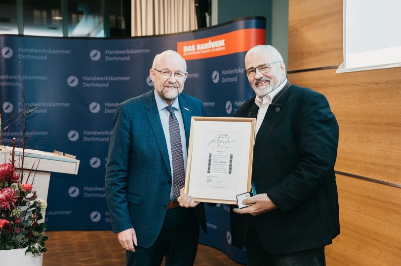 Kammerpräsident Berthold Schröder (l.) zeichnete Friedrich Korte für sein jahrzehntelanges ehrenamtliches Engagement im Zimmererhandwerk und seinen Einsatz für die Ausbildung junger Menschen mit der Goldenen Ehrennadel der HWK Dortmund aus.