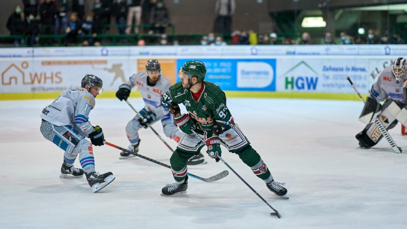 Sein Tor in Unterzahl reichte nicht: Dennis Swinnen vom HEV schirmt hier den Puck gegen die Moskitos Essen ab.