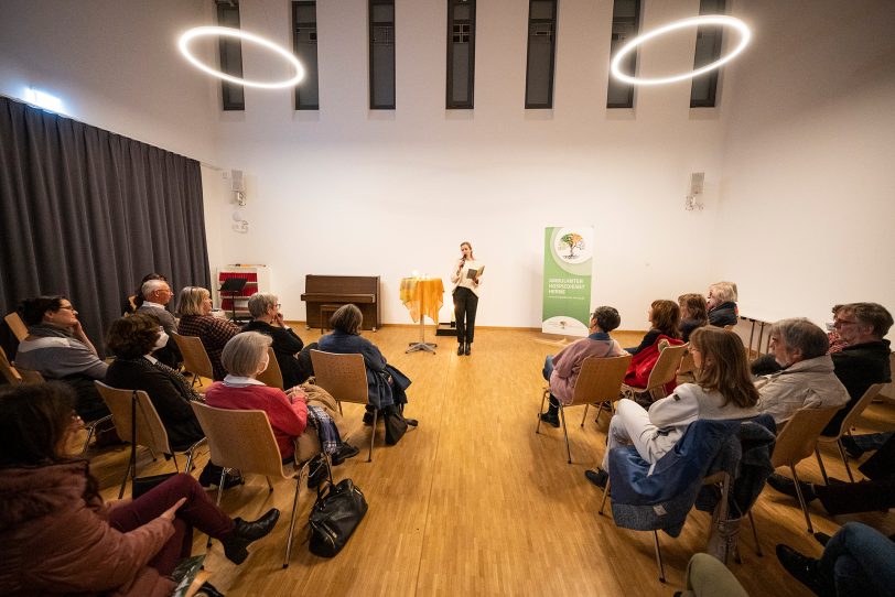 Abschluss des Jubiläumsjahres der Palliativstation und des Hospizdienstes mit einer Lesung: Die Autorin Katharina Afflerbach aus Köln las im Saal des Ludwig Steil-Forums an der Kreuzkirche.