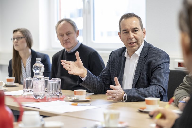 Vorstand Ansgar Montag (re.) gab einen Einblick in die Arbeit der Herner Caritas.