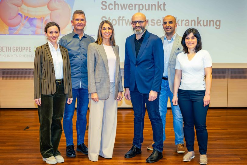 Begrüßten die Teilnehmer der Fachveranstaltung „Internistische Allgemeinmedizin – Schwerpunkt Stoffwechselerkrankung“ des St. Anna Hospital Herne: Dr. Panagiota Zgoura (3. v. l.), Chefärztin der Klinik für Innere Medizin, und Dr. Viktor Rempel (3. v. r.), Chefarzt der Klinik für Gastroenterologie, gemeinsam mit weiteren Experten.