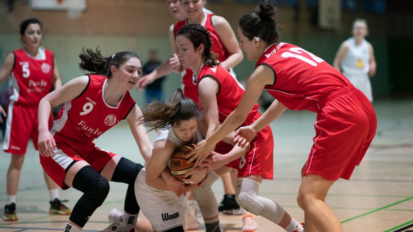 Die Ruhrpott Baskets Herne gewinnen das Spitzenspiel gegen den BSV Wulfen mit 65:42.