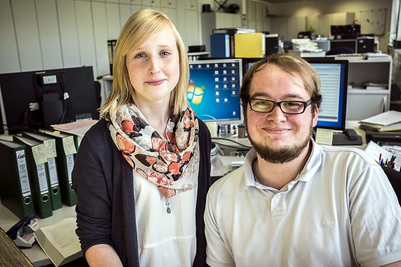 v.l. Sandy Scholtyschik, Philipp Rappenberg machen eine Ausbildung zum Bürokaufmann bei Adams Armaturen.