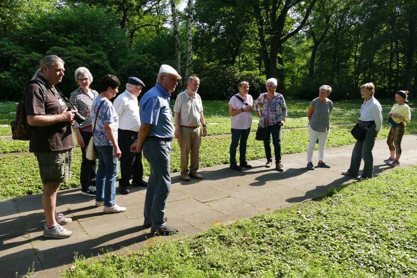 Die Gesellschaft für Heimatkunde (GfH) war mit ihren Mitgliedern und dem Vorsitzenden Frank Sichau (Mitte) bei einem Spaziergang auf dem Waldfriedhof unterwegs.
