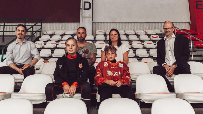 Mia und Ben (vorne) mit ihren Eltern Mike und Melanie Reimann. Thomas Lubbers (re.) und Marcus Marsall (li.) unterstützen die Teilnahme der Talente am Herner Eishockey Camp.