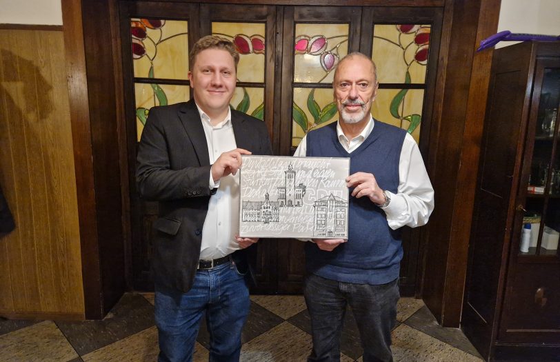 Jascha Hoppe (.l.) ehrt Hans-Dieter Schneider (r.).
