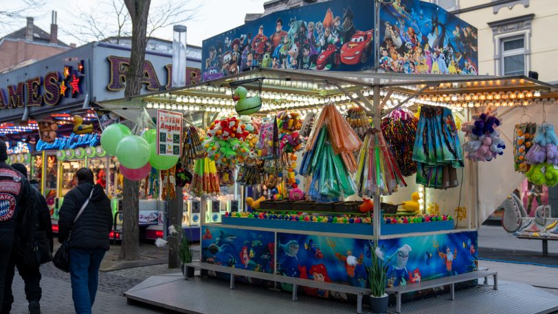 Eindrücke vom Donnerstag (7.3.2024), Eröffnungstag der City-Kirmes Herne in der Innenstadt, zwischen City-Center und Robert-Brauner-Platz.