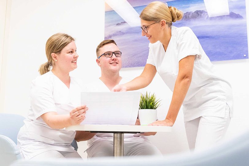 Die Vorteile des dualen Pflegestudiums sind die Kombination aus praktischer Ausbildung und hochschulischer Pflegeausbildung und exzellente Karrieremöglichkeiten nach dem Studium.