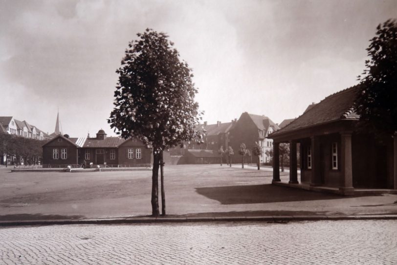 Der Marktplatz in Sodingen mit der historischen Bedürfnisanstalt/Warte- und Trinkhalle. Das Foto stammt aus dem Jahre 1927. Damals gab es den Bunker noch nicht.