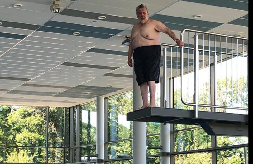 Der Aufsichtsratvorsitzende Erich Leichner testet die Wasserqualität im Wananas.