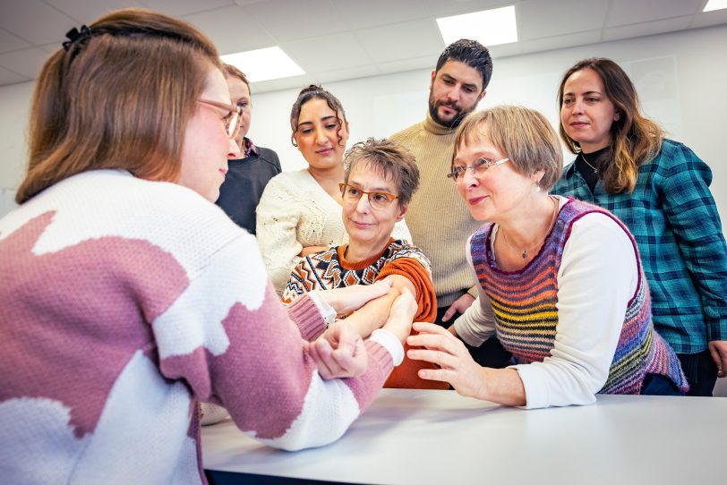 Im Rahmen der Weiterbildung erlernen die Teilnehmenden unterschiedliche Grundkenntnisse der Palliative Care, wie beispielsweise eine Hand- und Armmassage zur Entspannung.